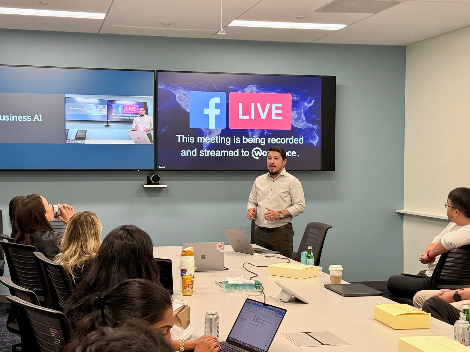 Alcir presenting a Meta Business AI session